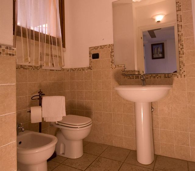 Отель Follonica Apartments