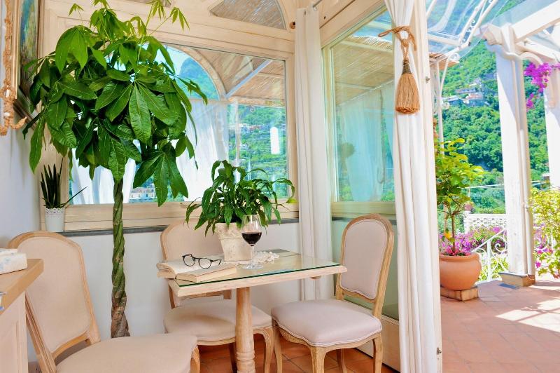 هتل Villa Mary Suites