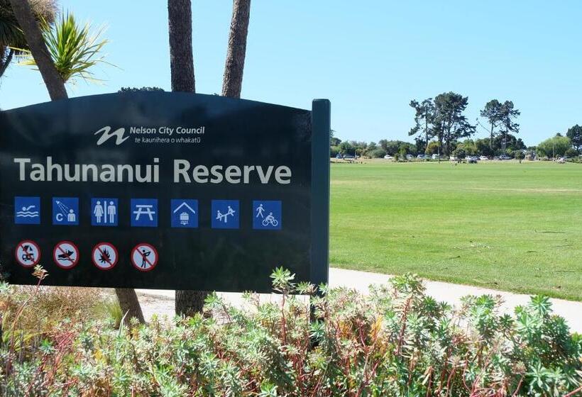 Castles Motel And Driftwood Motel