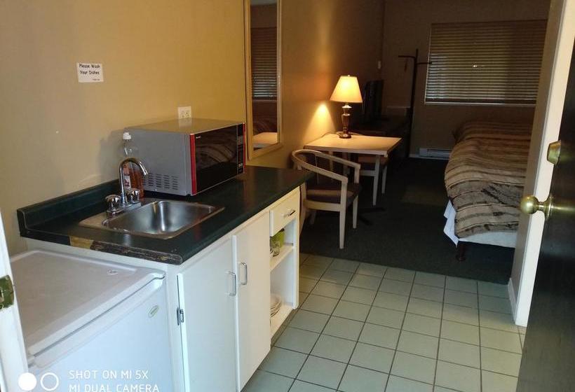 בית מלון כפרי Squamish Budget Inn