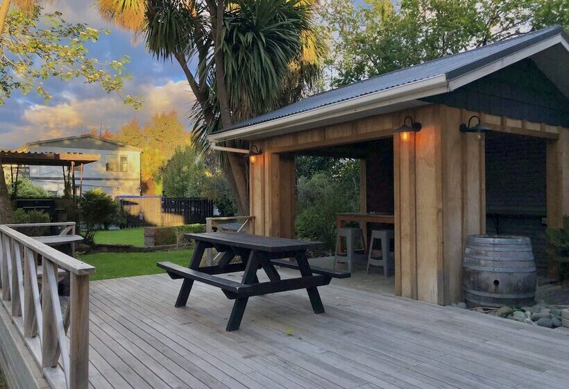 هتل Te Anau Lakefront Backpackers