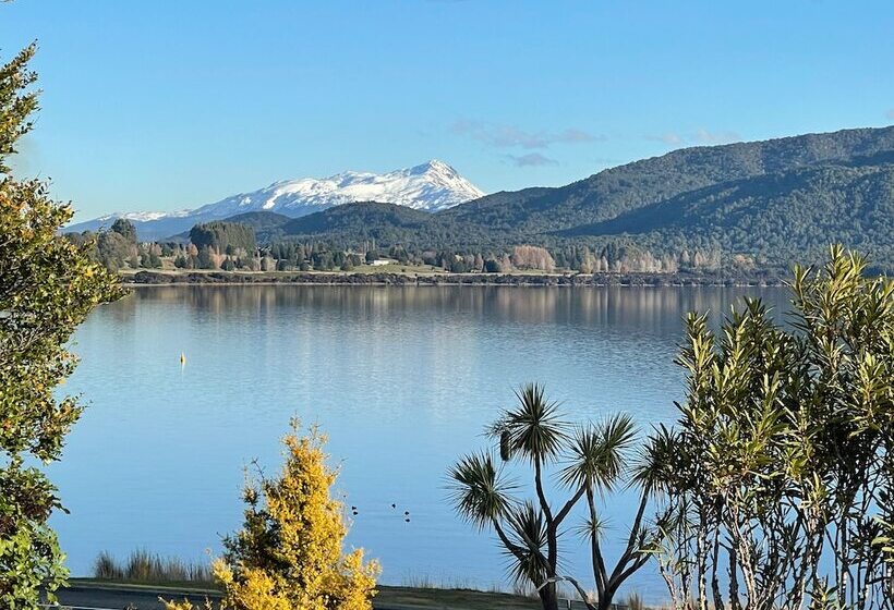 هتل Te Anau Lakefront Backpackers