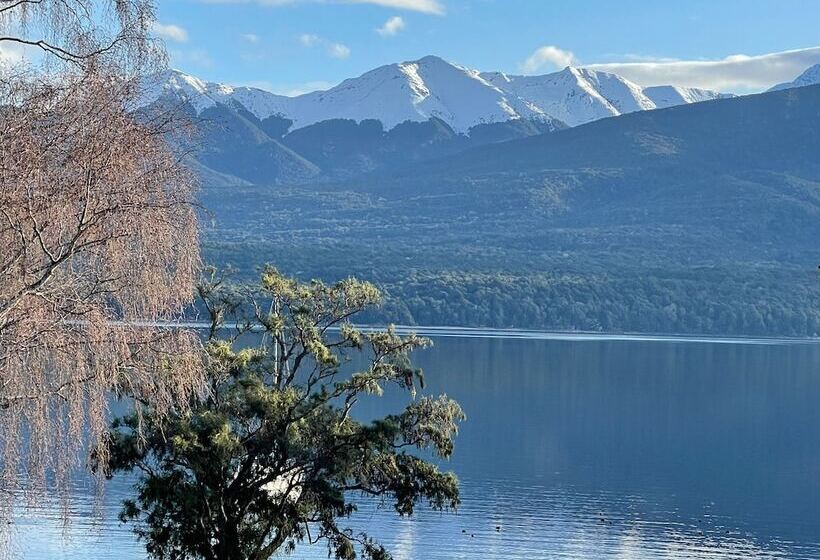 هتل Te Anau Lakefront Backpackers