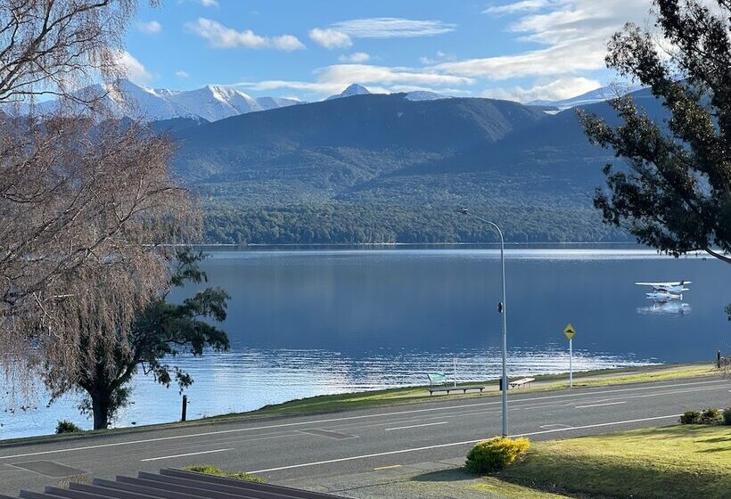 هتل Te Anau Lakefront Backpackers