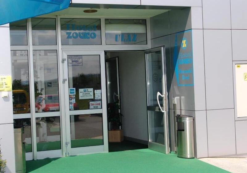 ホテル Zovko