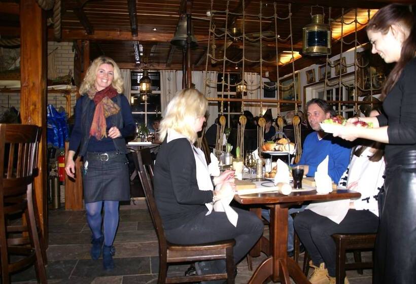 Отель Restaurant De Boekanier