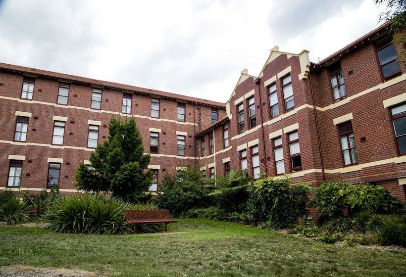 Отель Yarra House Campus Summer Stays