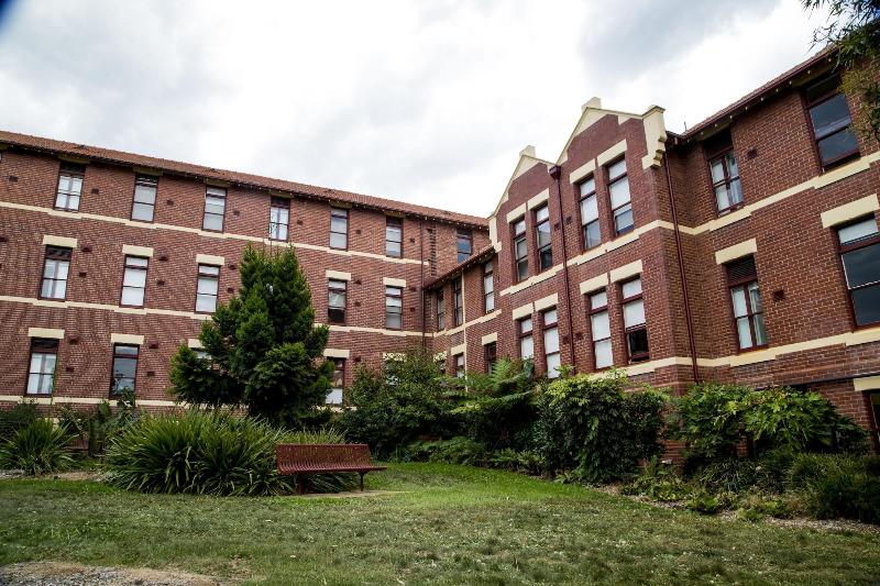 Отель Yarra House Campus Summer Stays