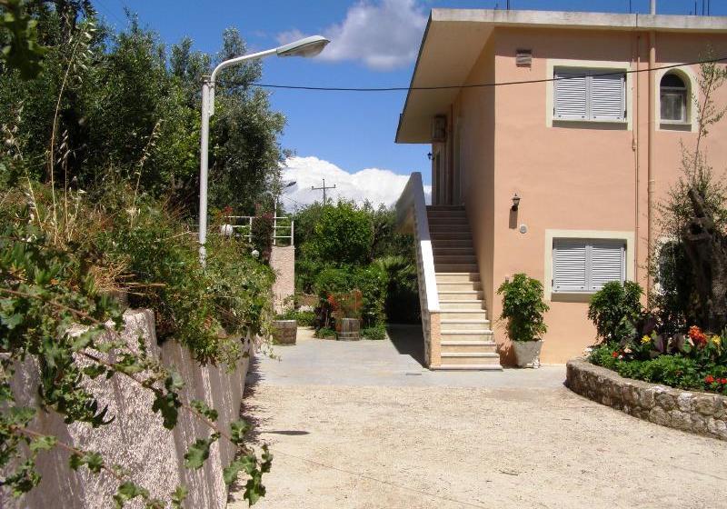 Apostolos & Eleni Family Apartments