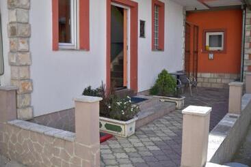 هتل Apartment&rooms Globus Mostar