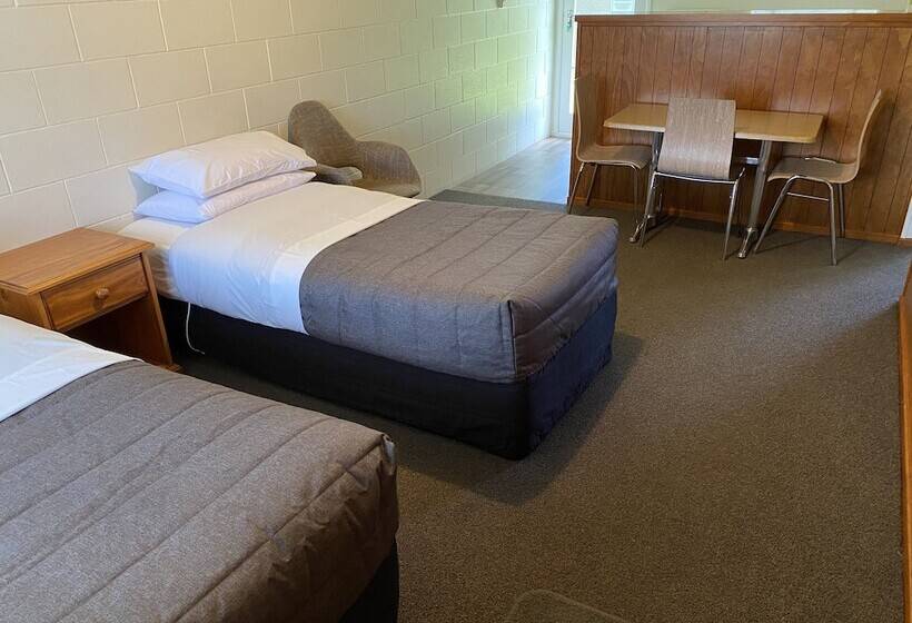 Colonial Motel