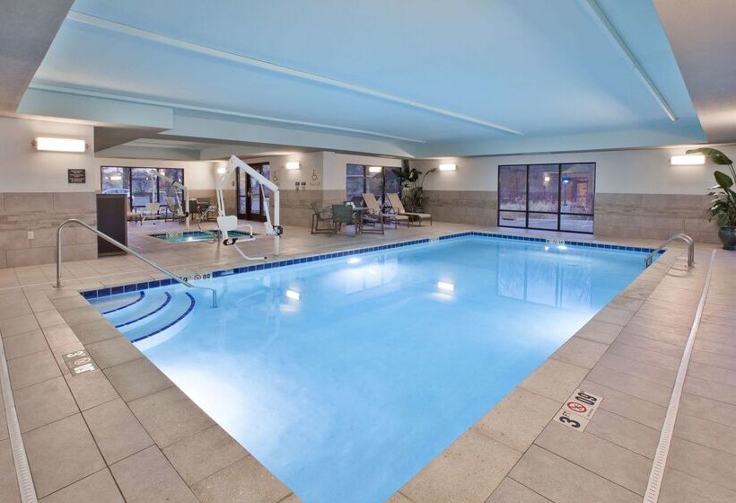 هتل Hampton Inn & Suites Alliance