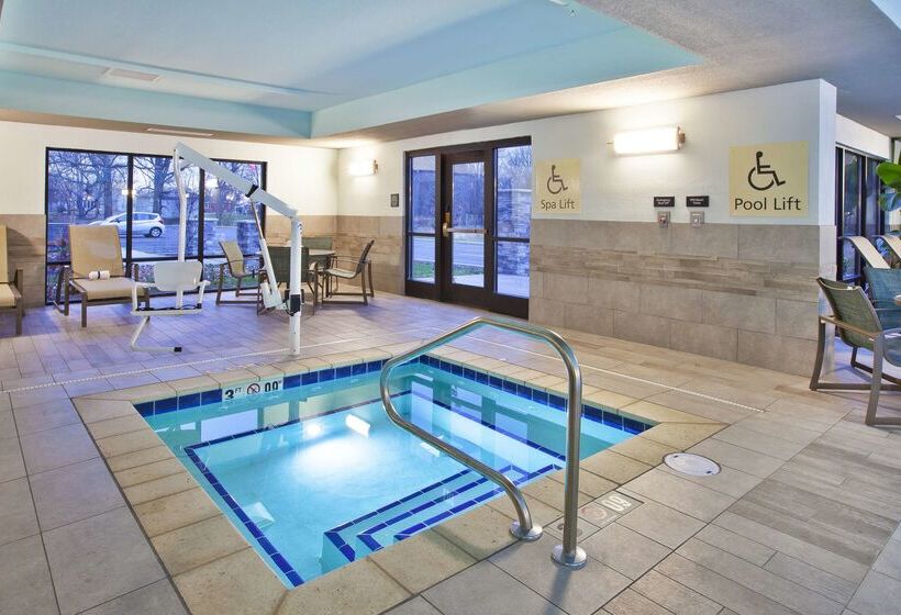 هتل Hampton Inn & Suites Alliance