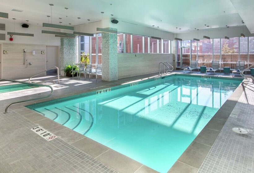 هتل Hilton Garden Inn Calgary Downtown