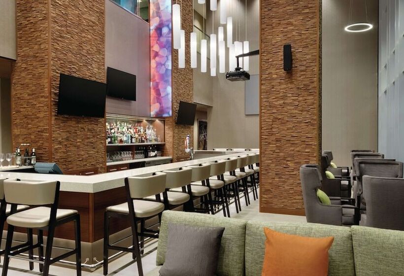 هتل Hilton Garden Inn Calgary Downtown