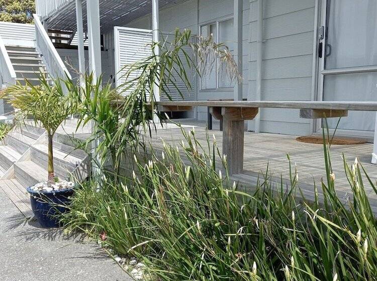 הוסטל Surf N Stay Whangamata