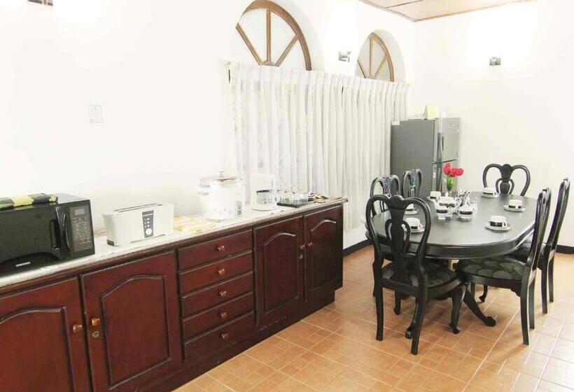 Hotel 2in1 Kandy Hostel