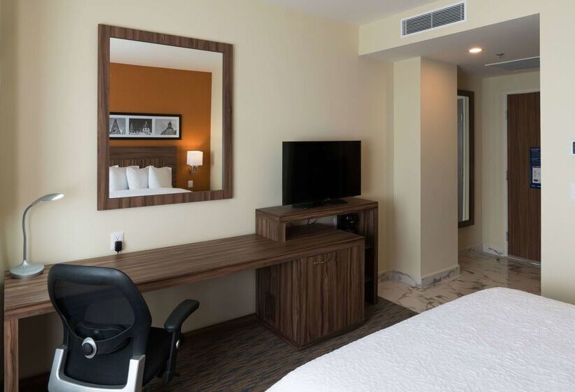 هتل Hampton Inn By Hilton Irapuato