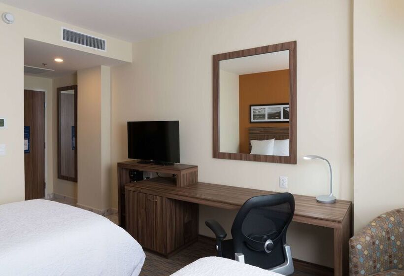 هتل Hampton Inn By Hilton Irapuato