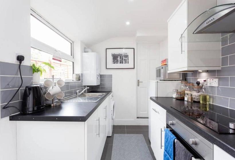 Ashton House Stylish 2 Bedroom House, Close To Luton Town Center & Airport