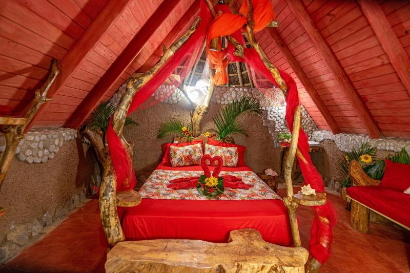 تختخواب و صبحانه Chalet Tropical Hotel & Restaurant Pizzeria
