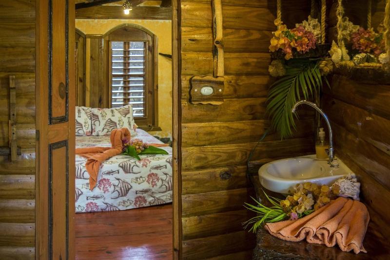 تختخواب و صبحانه Chalet Tropical Hotel & Restaurant Pizzeria