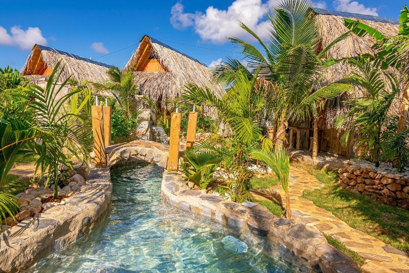 تختخواب و صبحانه Chalet Tropical Hotel & Restaurant Pizzeria