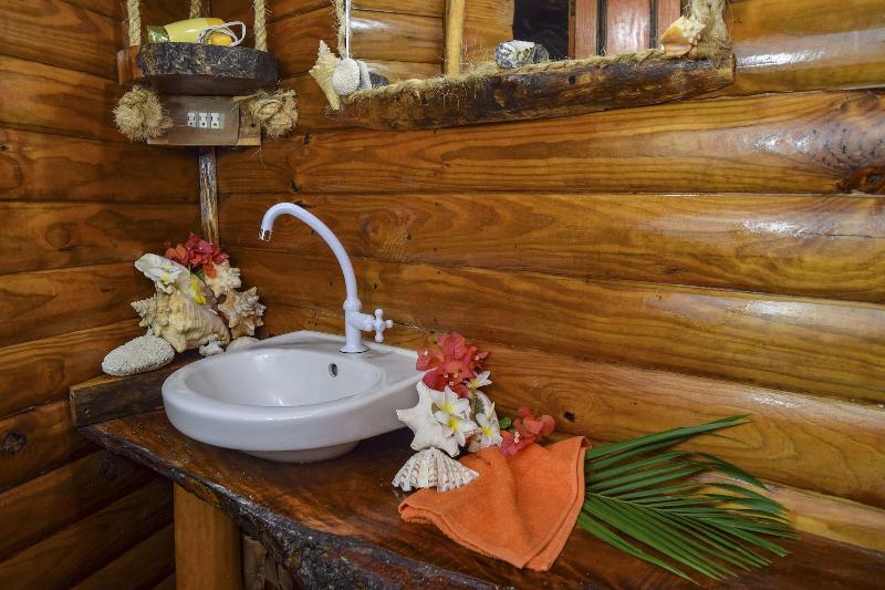تختخواب و صبحانه Chalet Tropical Hotel & Restaurant Pizzeria