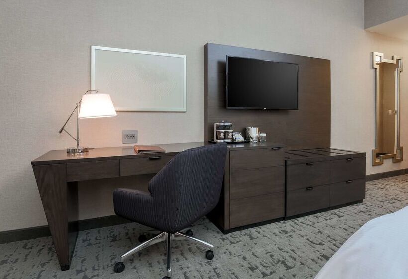 هتل Doubletree By Hilton Evansville