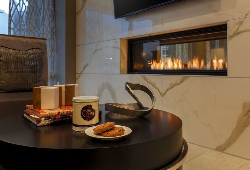 هتل Doubletree By Hilton Evansville