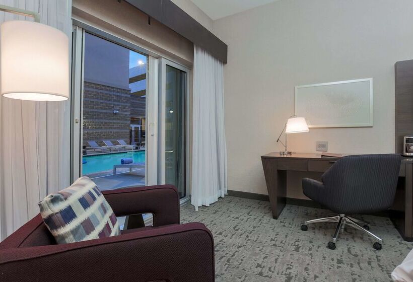 هتل Doubletree By Hilton Evansville