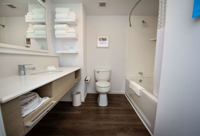 هتل Hampton Inn & Suites By Hilton Truro
