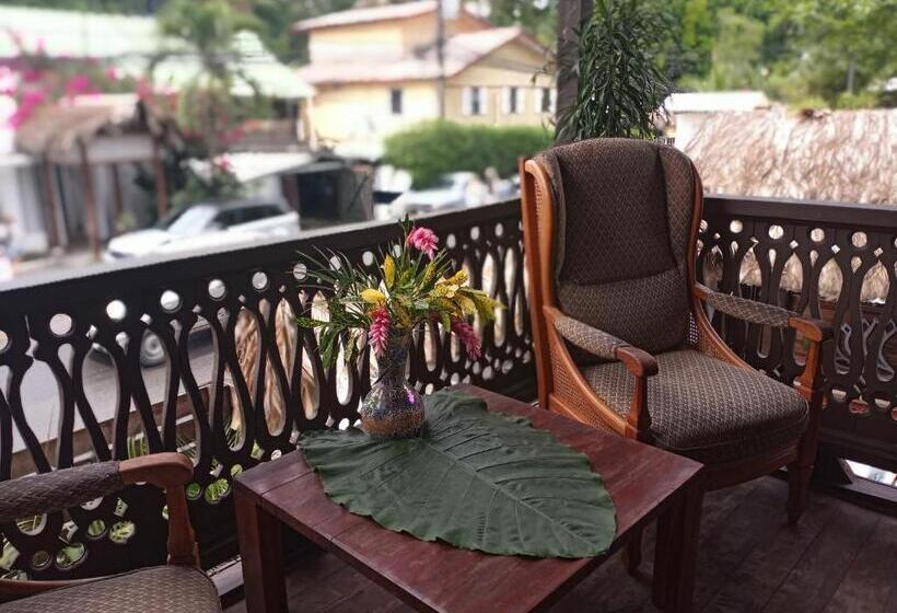 هتل The Lotus Garden