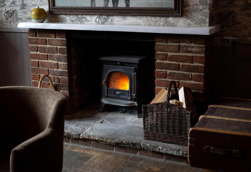 هتل The Poacher Inn