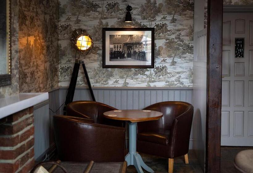 هتل The Poacher Inn