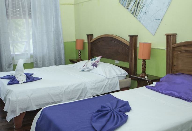 هتل Caribbean Paradise Eco Lodge