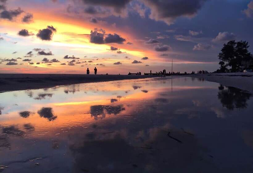 فندق Casey Key Resorts  Beachfront