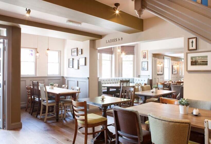 هتل Inn In The Park