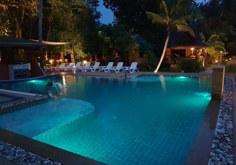 هتل Lanta Pearl Beach Resort