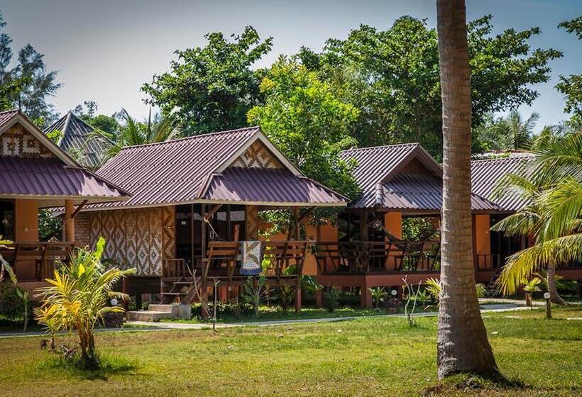 هتل Lanta Pearl Beach Resort