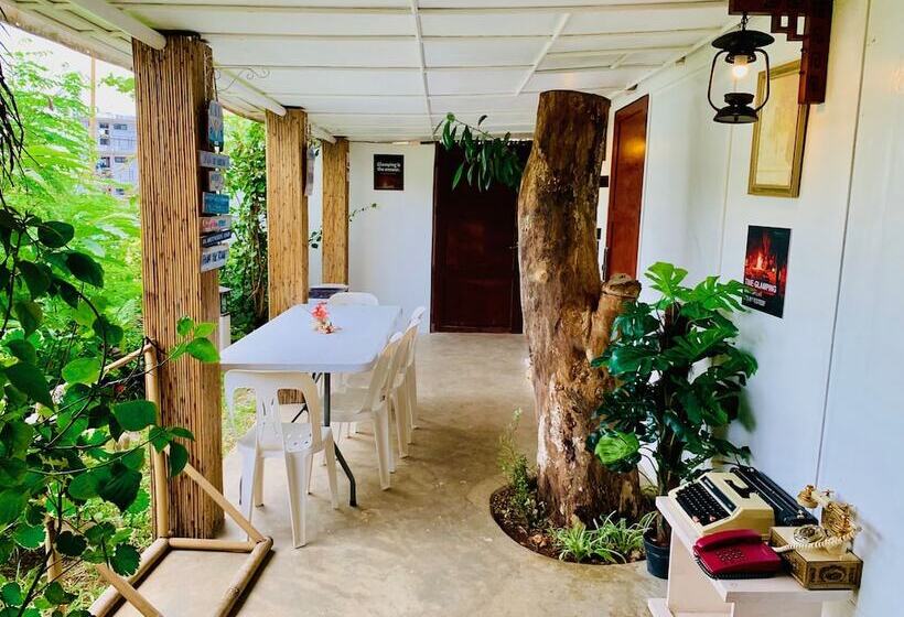 בית מלון כפרי The Orient Beach Boracay