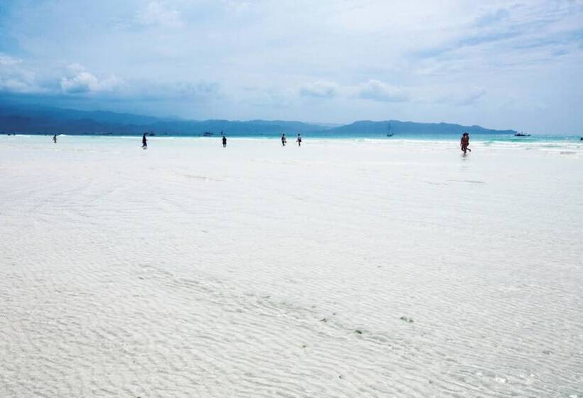 בית מלון כפרי The Orient Beach Boracay