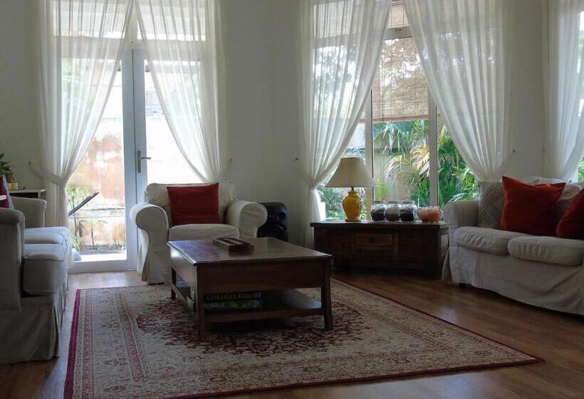 پانسیون Rumah Putih Near Klia & Xiamen University