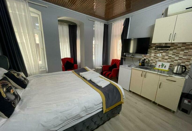 Taksi̇m Red Sui̇ts