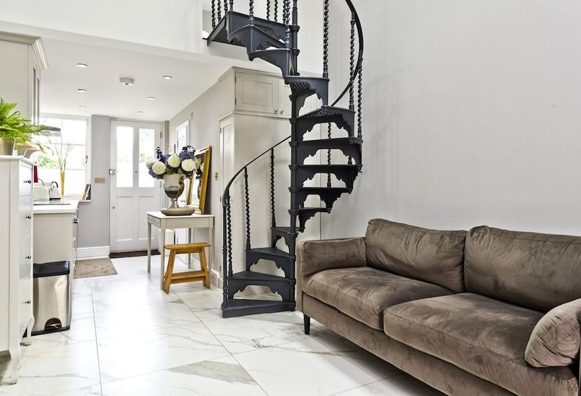 Хостел Charming Home With Patio Close To Wimbledon Park By Underthedoormat