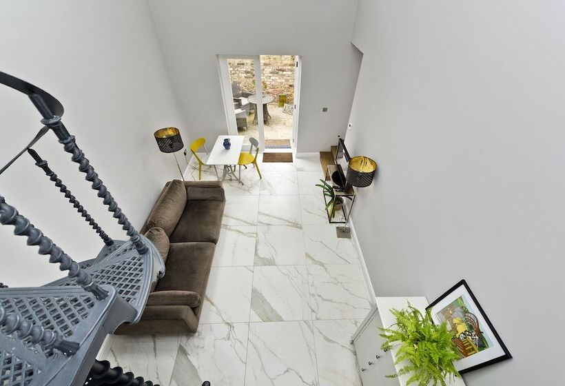 Хостел Charming Home With Patio Close To Wimbledon Park By Underthedoormat