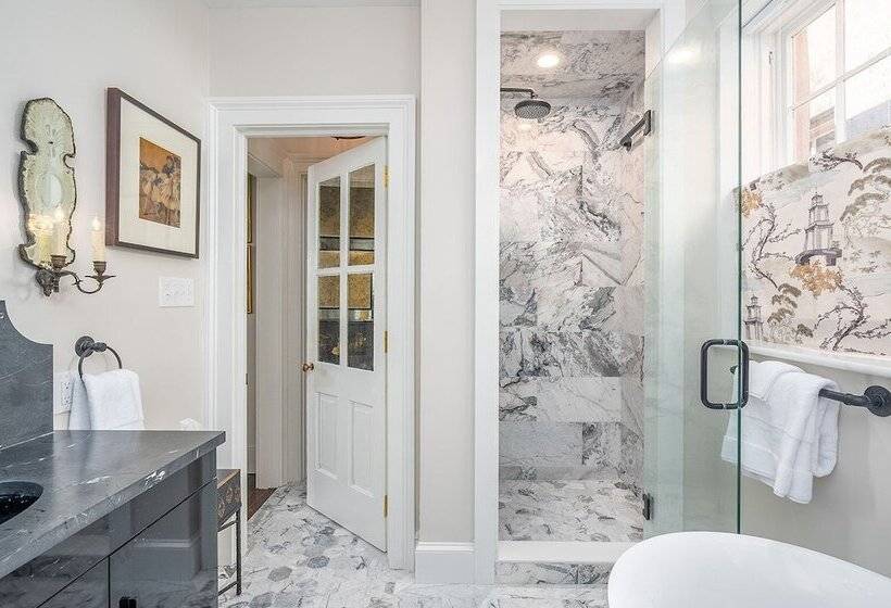 پانسیون The House On Taylor