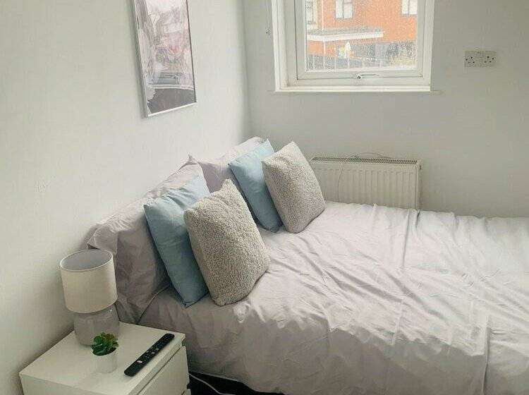 レジデンス Impeccable 3 Bed House In Brentwood