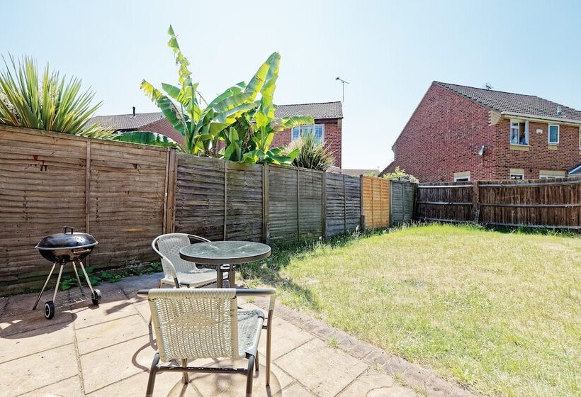 اقامتگاه Lovely 2 Bed House In Kent   Parking Available