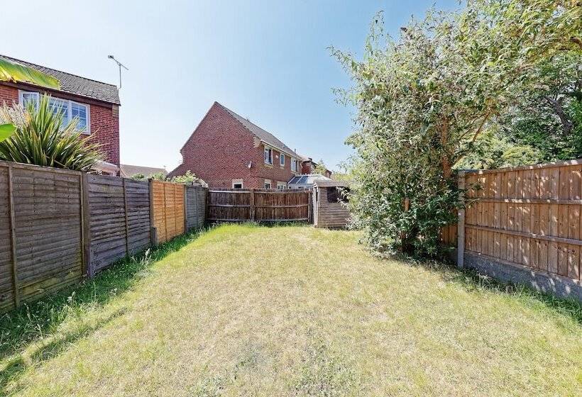 اقامتگاه Lovely 2 Bed House In Kent   Parking Available
